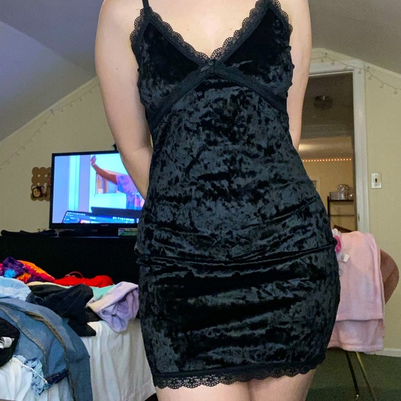VELVET LACE DRESS - Picture 1 of 3